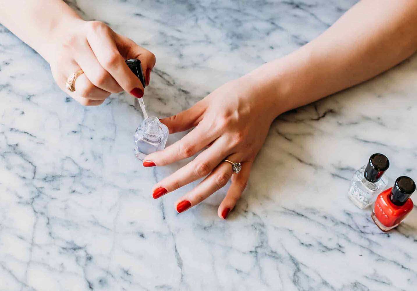 L’Éclat des Ongles : Une Exploration Dans l’Art du Vernis à Ongles